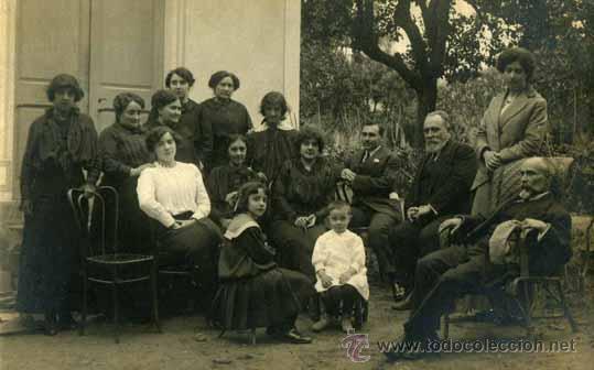 Fotograf&iacute;a antigua: Familia reunida. Jardin. Inicios de la Targeta postal. c. 1905
