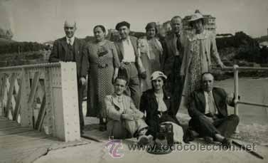 Antique Photography: Grupo de personas en un puente. c. 1920