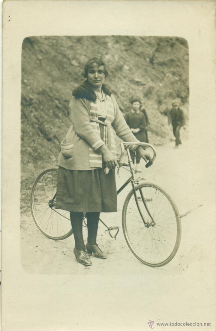 Fotograf&iacute;a antigua: MUJER EN BICICLETA. ZONA FRANCO-CATALANA. HACIA 1910.