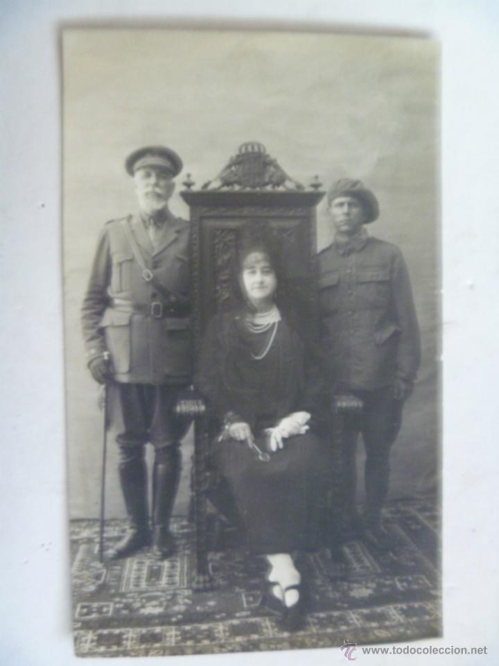 Fotograf&iacute;a antigua: FOTO DE ESTUDIO DE CORONEL INFANTERIA, MUJER CON MANTILLA Y PEINETA E HIJO MILITAR DEL MENORCA N&ordm; 70