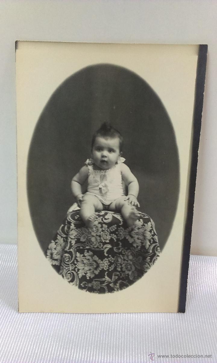 Fotograf&iacute;a antigua: FOTO POSTAL DE BEBE POSANDO . MUY ANTIGUA