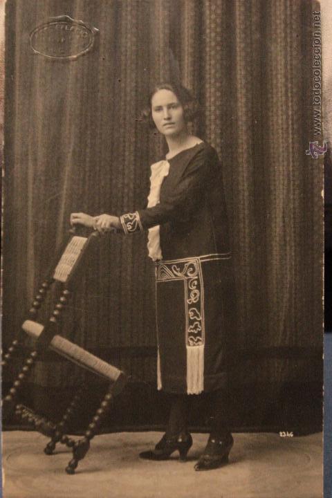 Fotografia antica: ANTIGUA FOTOGRAFIA DE ESTUDIO, MUJER CON SILLA, MATARREDONA, ALCOY