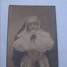 Fotografía antigua: RARA FOTOGRAFÍA EN TARJETA POSTAL DE UN DISFRAZ DE MONJA.1903.DE ARGELIA A FRANCIA.