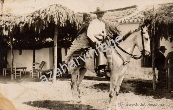 Fotografia antica: POSTAL FOTOGRAFICA,A&Ntilde;OS 20, PAREJA DE ROMEROS A CABALLO, ALDEA DE EL ROCIO