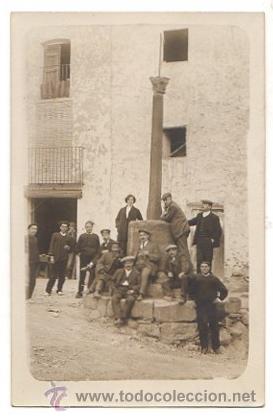 Alte Fotografie: TARJETA POSTAL FOTOGRAFICA CON ESCENA DE GRUPO DE GENTE. PUEBLO ESPA&Ntilde;OL. CIRCA 1930