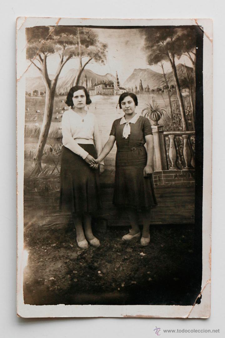 Alte Fotografie: Dos amigas cogidas de las manos.