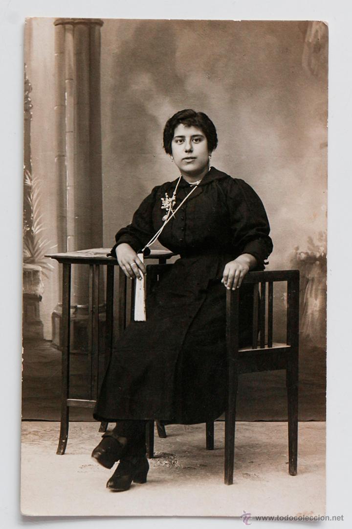 Alte Fotografie: Se&ntilde;ora vestida de negro con abanico blanco