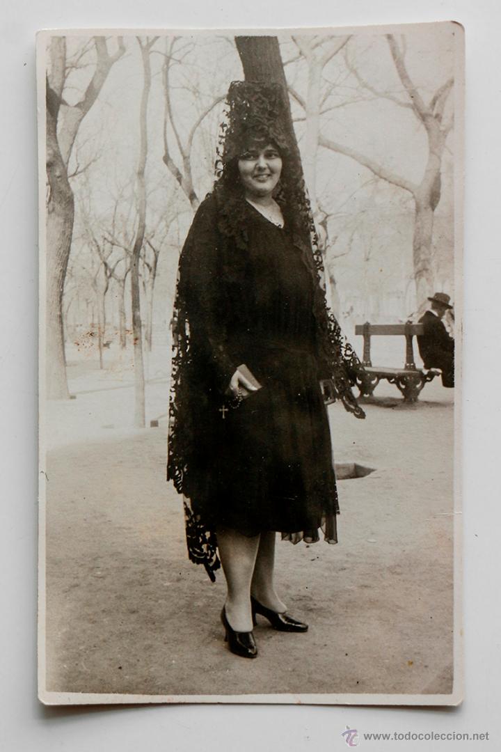 Photographie ancienne: Mujer vestida de mantilla en alg&uacute;n parque. A&ntilde;os 30
