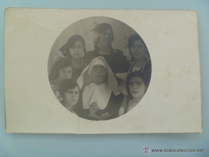 Fotografia antiga: MINUTERO DE CARNAVAL DE PRINCIPIOS DE SIGLO : TIO TRAVESTIDO DE MONJA Y CHAVALAS