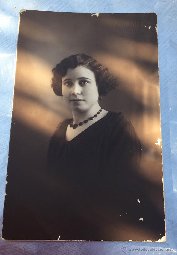 Fotograf&iacute;a antigua: Foto de estudio- mujer posando