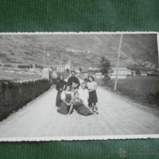 Fotografía antigua: ANTIGUA FOTOGRAFIA GRUPO FAMILIAR A LA ENTRADA DE BETREN VALL D'ARAN 1940