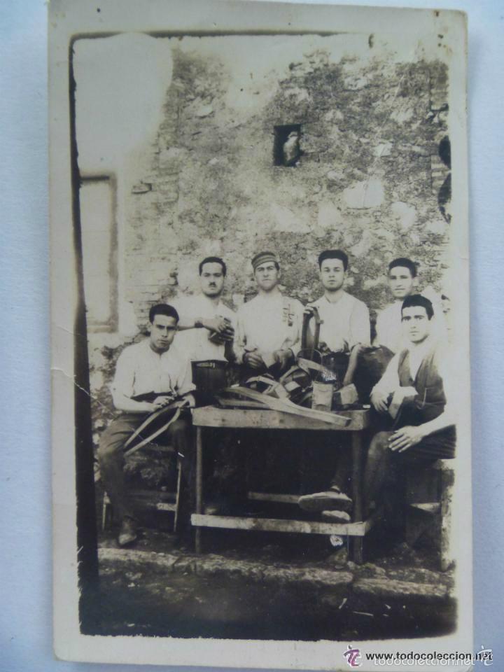 Antique Photography: GUERRA DE AFRICA: GRUPO DE TALABARDEROS MILITARES FABRICANDO CARTUCHERAS Y CORREAS