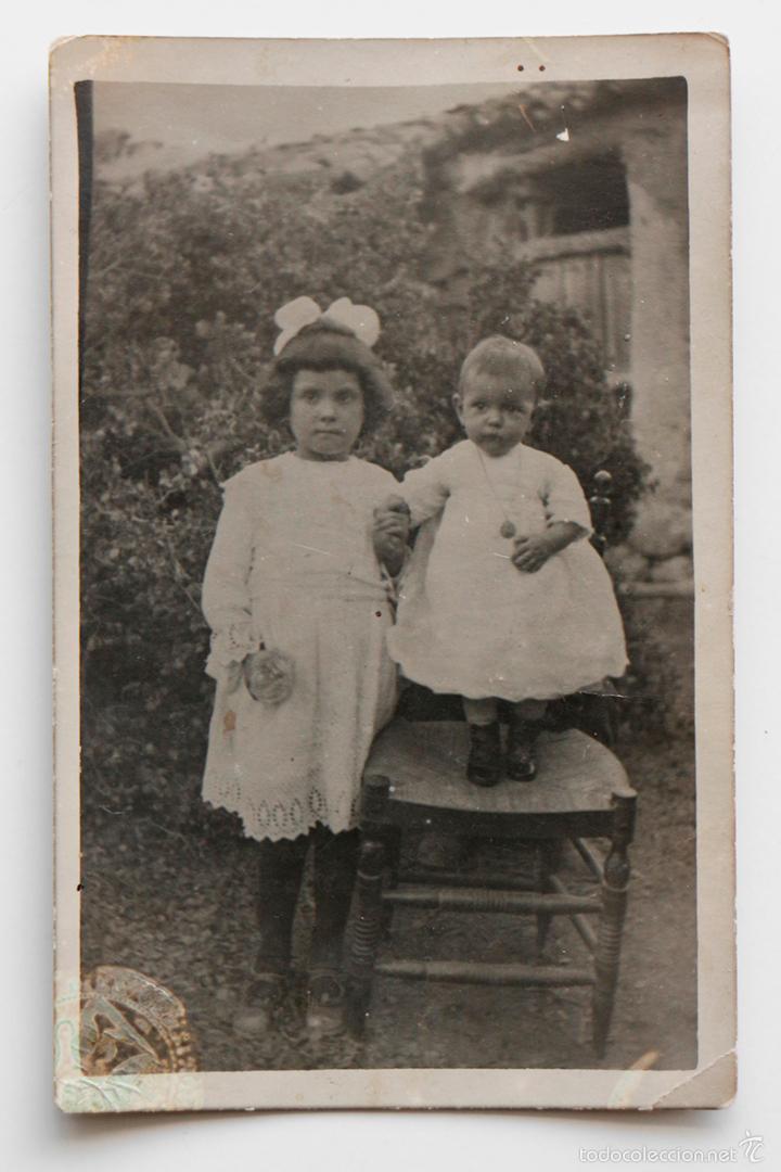 Fotografia antica: Retrato de dos hermanas en el jard&iacute;n.