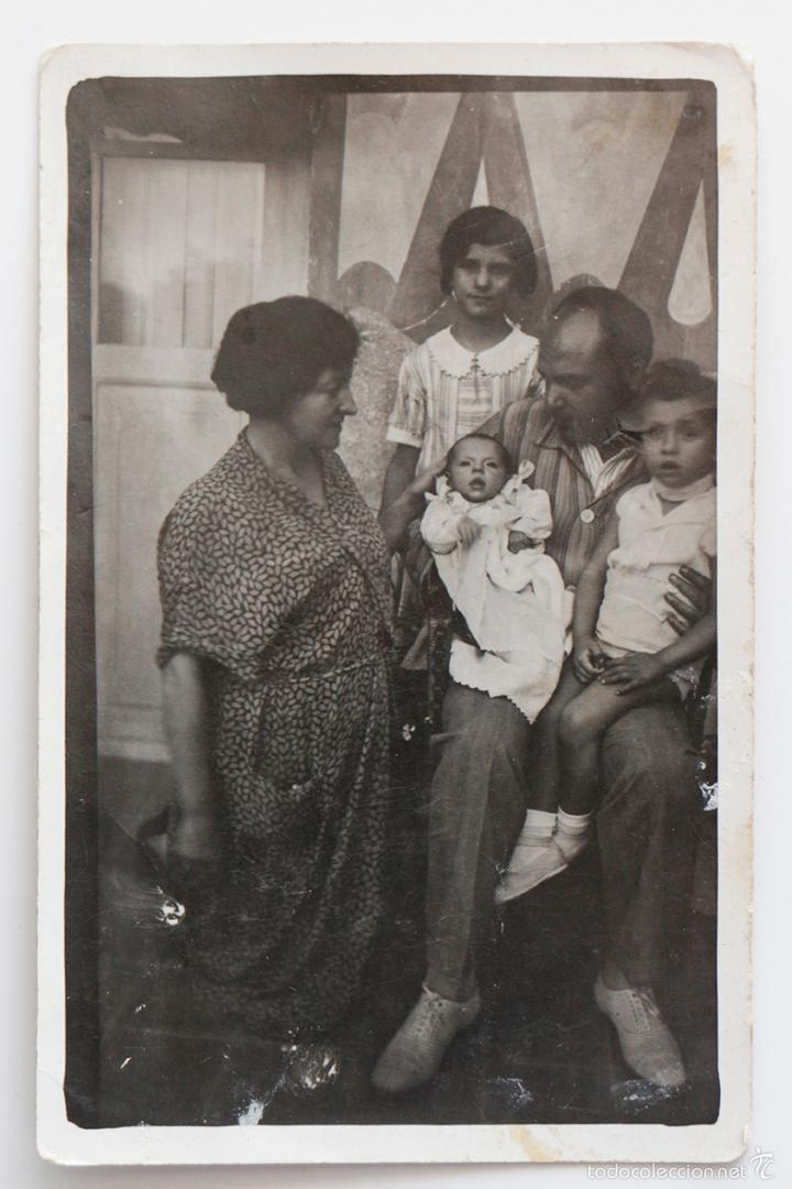 Fotografia antica: Retrato de familia con hijos en exterior. A&ntilde;os 30