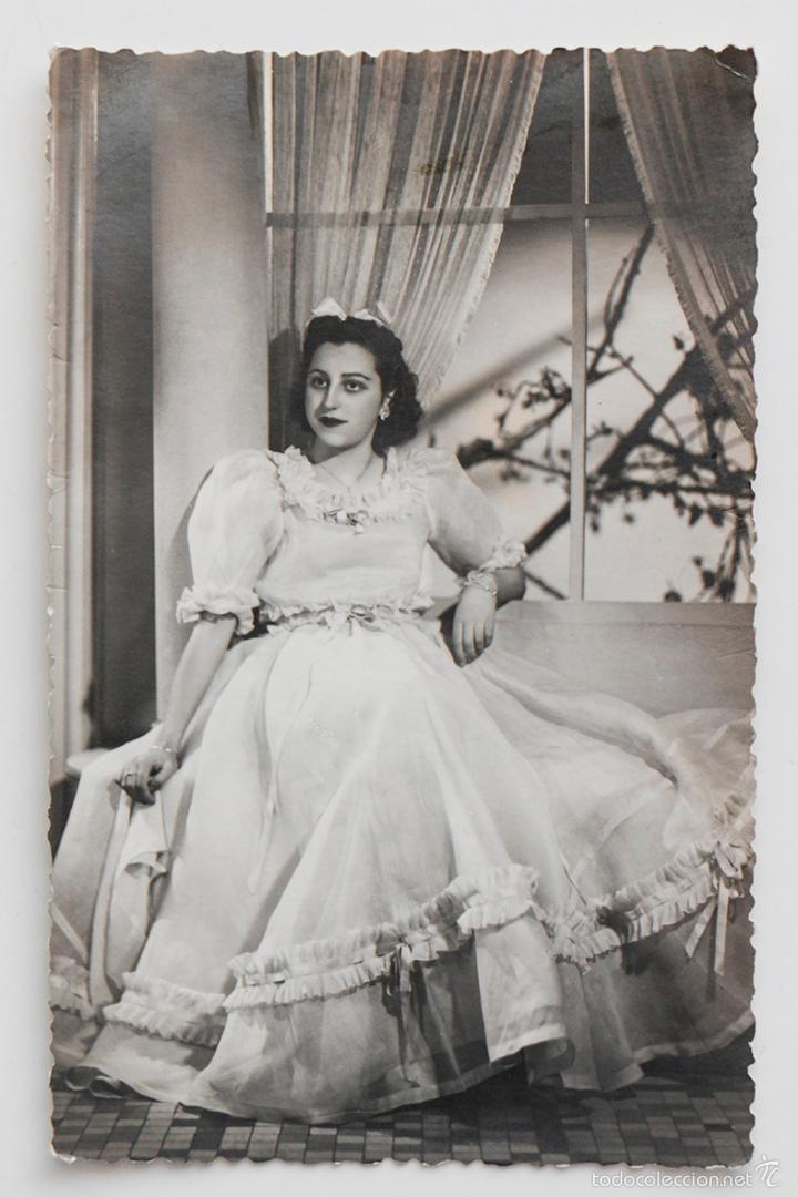 Fotografia antica: Retrato de se&ntilde;orita vestida de largo y lazo en la cabeza. Foto de estudio a&ntilde;os 40