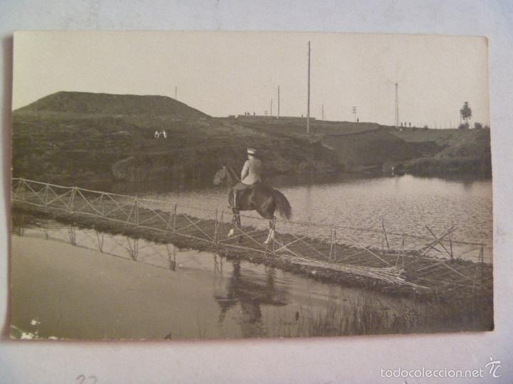Fotografia antica: FOTO DE MANIOBRAS O CAMPA&Ntilde;A: OFICIAL DE INGENIEROS A CABALLO PROBANDO UN PUENTE DE CA&Ntilde;AS