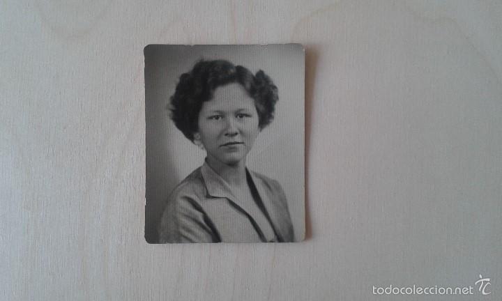 Fotograf&iacute;a antigua: Retrato antiguo de joven mujer estadounidense--A&ntilde;os 60