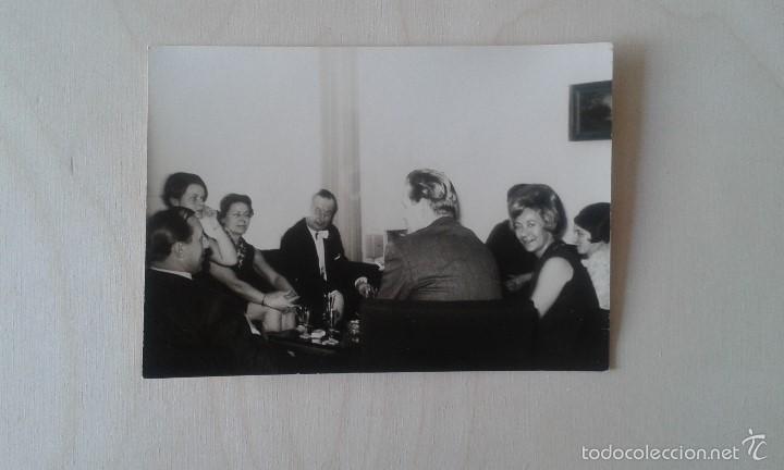 Fotograf&iacute;a antigua: Reuni&oacute;n en interior de alemanes, clase acomodada--Alemania, a&ntilde;os 60