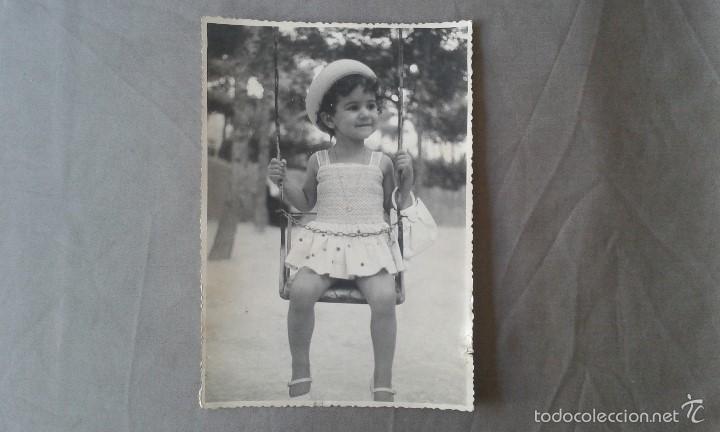 Fotograf&iacute;a antigua: Fotograf&iacute;a antigua, ni&ntilde;a en columpio--Alicante ( Espa&ntilde;a ), a&ntilde;os 50
