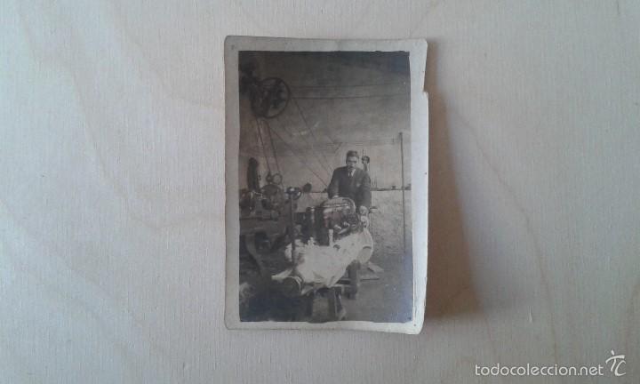 Fotografia antica: Fotograf&iacute;a antigua, Var&oacute;n adulto frente a un gran motor--Espa&ntilde;a, finales del siglo XIX