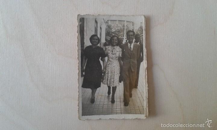 Fotografia antica: Fotograf&iacute;a antigua,2 mujeres y 1 var&oacute;n paseando--Alicante ( Espa&ntilde;a ), 1940