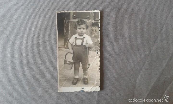Fotografia antica: Fotograf&iacute;a antigua, ni&ntilde;o con cubo y pala de juguete--Alicante ( Espa&ntilde;a ), 5 Junio de 1943