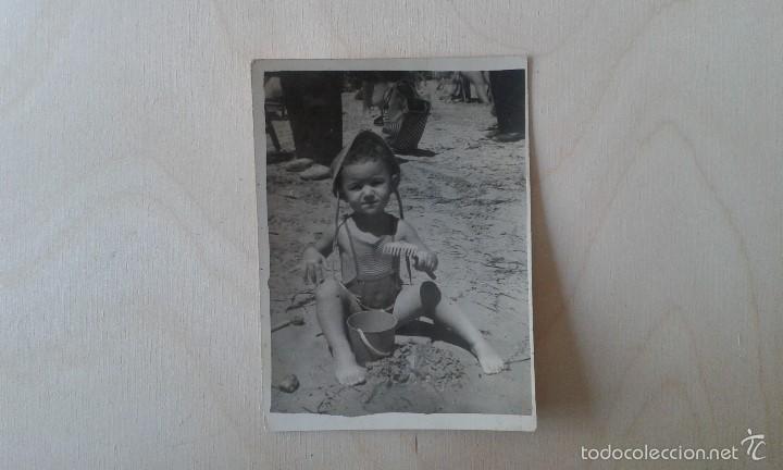 Fotografia antica: Fotograf&iacute;a antigua, ni&ntilde;a con cubo y rastrillo en la playa--Alicante ( Espa&ntilde;a ), Agosto de 1959