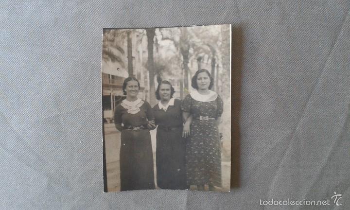 Fotografia antica: Fotograf&iacute;a antigua, 3 mujeres en la explanada--Alicante ( Espa&ntilde;a ), a&ntilde;os 30.