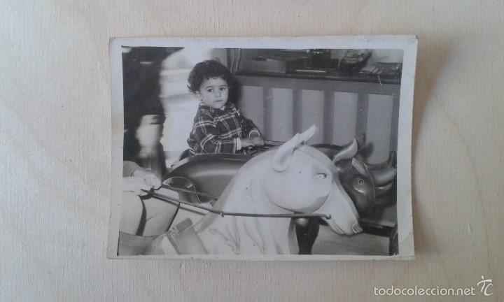 Fotografia antica: Fotograf&iacute;a antigua, ni&ntilde;a en animal de feria--Alicante ( Espa&ntilde;a ), 4 Diciembre de 1960