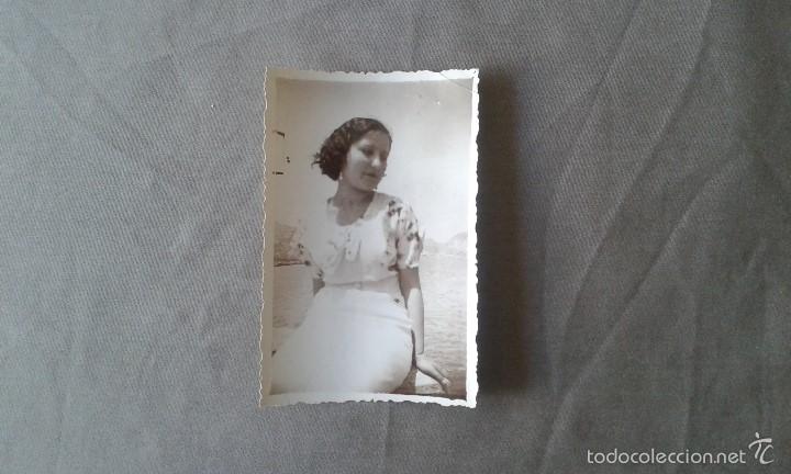 Fotografia antica: Fotograf&iacute;a antigua, mujer sentada a la vera del mar--Alicante ( Espa&ntilde;a ), a&ntilde;os 50