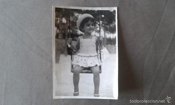 Fotografia antica: Fotograf&iacute;a antigua, ni&ntilde;a en columpio--Alicante ( Espa&ntilde;a ), a&ntilde;os 50
