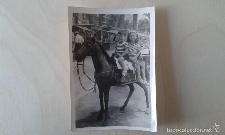 Fotografia antica: Fotograf&iacute;a antigua, ni&ntilde;o y ni&ntilde;a montados en caballo--Alicante ( Espa&ntilde;a ), a&ntilde;os 60