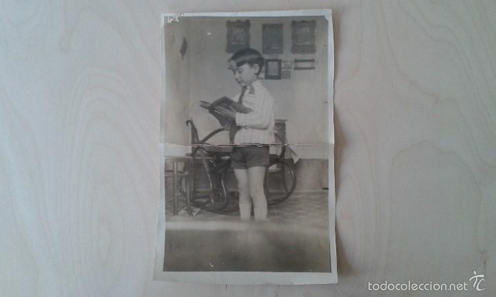Fotografia antica: Fotograf&iacute;a antigua, ni&ntilde;o finge leer--Alicante ( Espa&ntilde;a ), a&ntilde;os 20