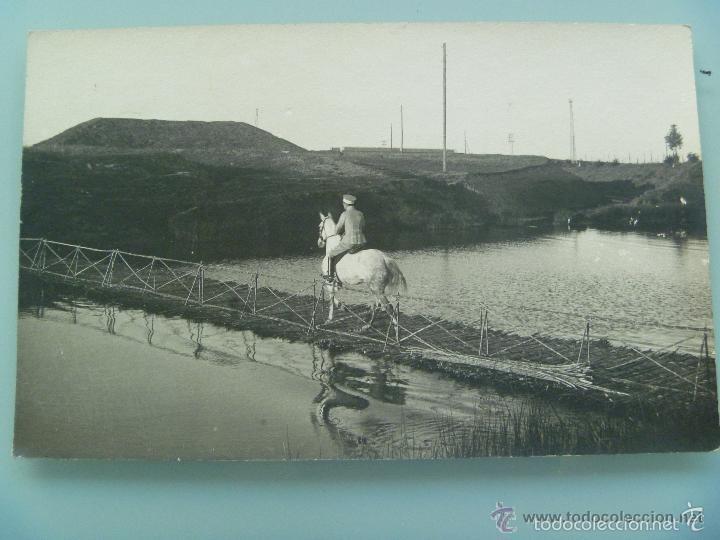 Fotograf&iacute;a antigua: FOTO DE OFICIAL DE CABALLERIA CRUZANDO UN RIO POR UN PUENTE DE CA&Ntilde;AS , A CABALLO