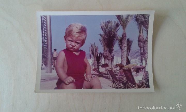 Alte Fotografie: Foto antigua, ni&ntilde;o var&oacute;n en la playa de San Juan. Alicante ( Espa&ntilde;a ), a&ntilde;os 70. 12,5 x 9 ctms