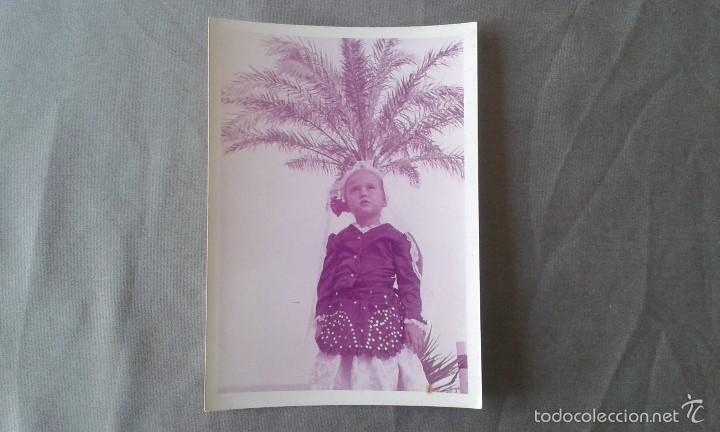 Fotograf&iacute;a antigua: Ni&ntilde;a vestida de traje regional, de belleza alicantina. Alicante ( Espa&ntilde;a ), a&ntilde;os 70. 12,5 x 9 ctms