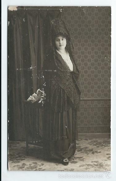 Photographie ancienne: POSTAL FOTOGRAFICA ANTIGUA-DE UNA JOVEN CON MANTILLA Y PEINETA- SIN DIVIDIR Y SIN CIRCULAR