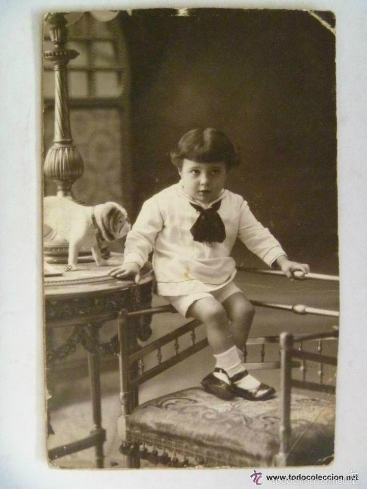 Fotografia antica: FOTO DE ESTUDIO DE NI&Ntilde;O CON PERRITO DE JUGUETE O DISECADO. DE PELLICER , BARCELONA.1922