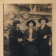 Fotografía antigua: FOTO DE TRES AMIGAS.RETRATADAS EN BASE MONUMENTO A COLON.CA.1920-1925. ESCRITA AL DORSO.BARCELONA.. Lote 56865771