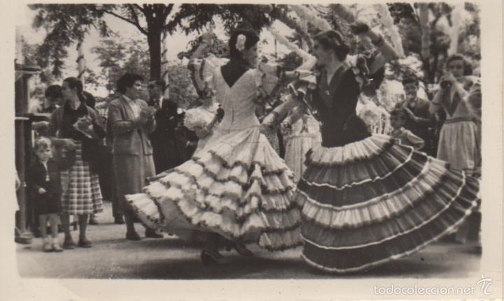 Fotografia antiga: fotografia tipo postal feria de sevilla - bailando sevillanas