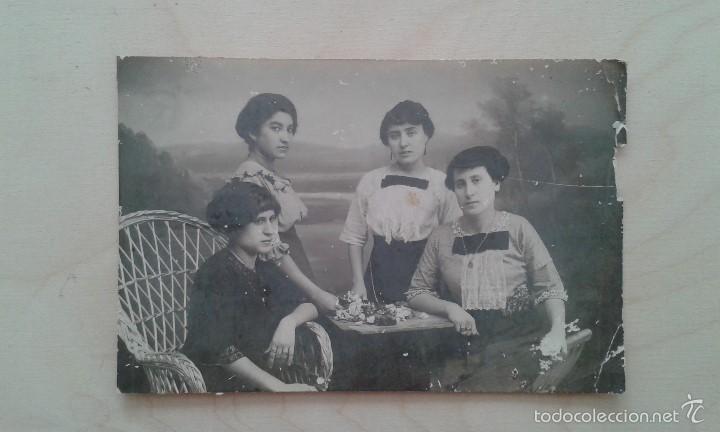 Fotografia antica: Tarjeta postal finales s. IXX -- 4 chicas posando -- Alicante ( Espa&ntilde;a ) -- 13 x 8,6 --