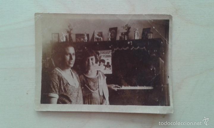 Antique Photography: 1 mujer + 1 ni&ntilde;a con piano -- principios siglo xx -- Espa&ntilde;a -- 8,6 x 6,2 --