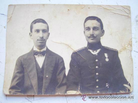 Alte Fotografie: FOTO DE SARGENTO DEL RGTO. DE CAZADORES ALFONSO XIII, CON GOLA Y MEDALLA VETERANO CABA O FILIPINAS