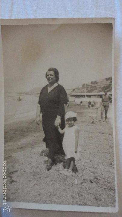 Antique Photography: ANTIGUA FOTO POSTAL DE MUJER CON NI&Ntilde;A EN LA PLAYA.A&Ntilde;OS 20,30.