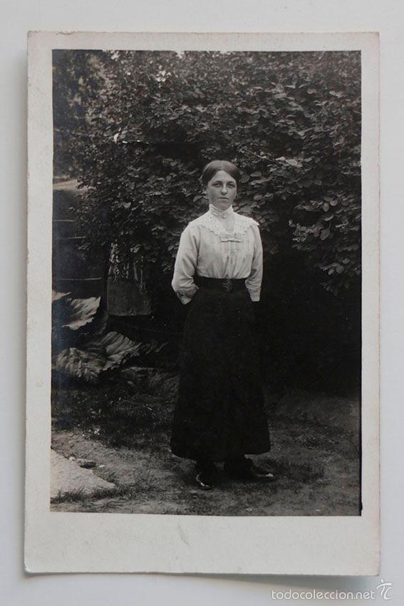 Fotograf&iacute;a antigua: Joven dama en un jard&iacute;n