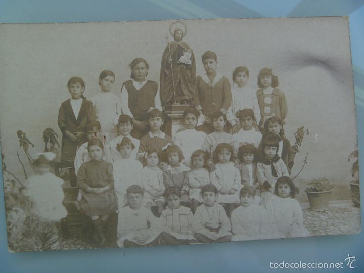 Fotograf&iacute;a antigua: FOTO ESCOLAR . GRUPO DE NI&Ntilde;AS CON UN SANTO, DE PRINCIPIOS DE SIGLO