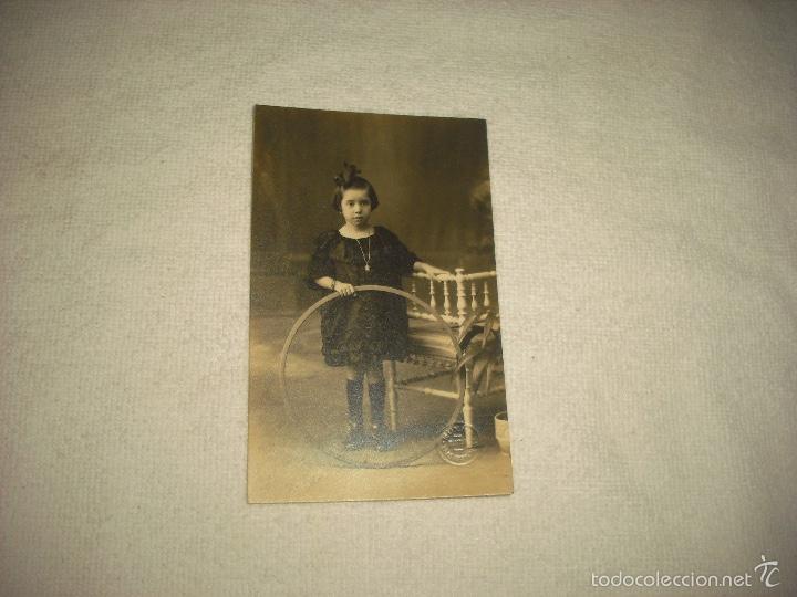 Fotografia antiga: ANTIGUA FOTO DE NI&Ntilde;A CON ARO . STAMP HERE