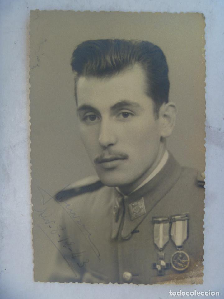 Fotograf&iacute;a antigua: RETRATO DE MILITAR DE INFANTERIA VETERANO DE GUERRA CIVIL, CONDECORADO. 1943