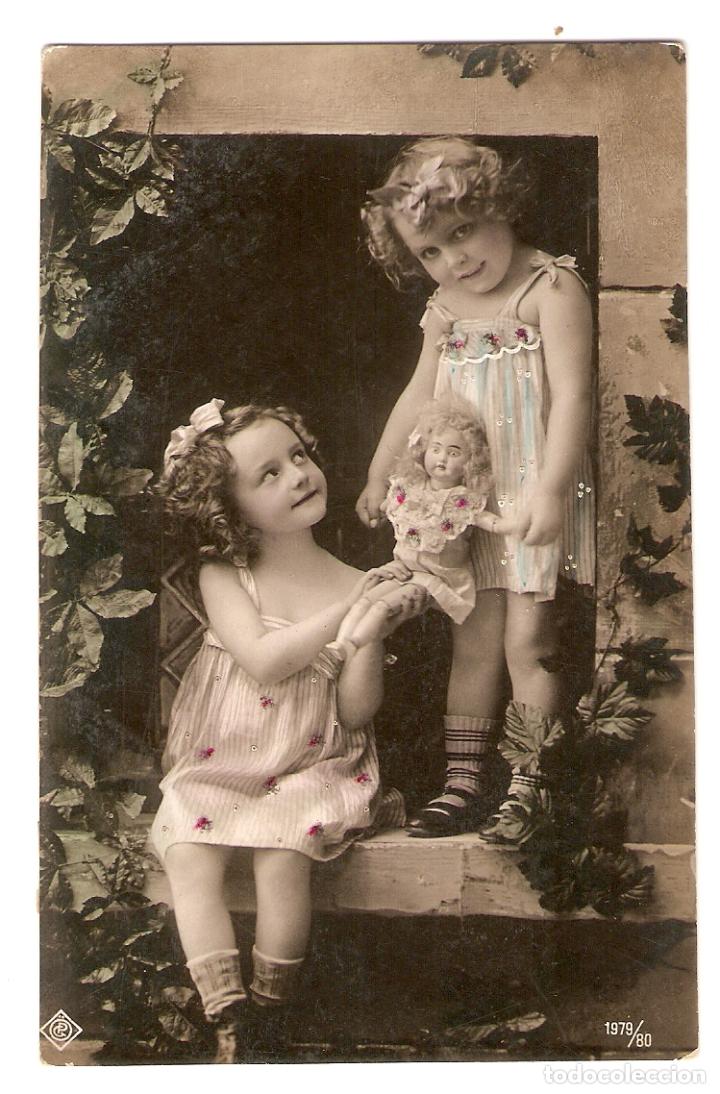 Fotografia antica: POSTAL ANTIGUA - RETRATO DE NI&Ntilde;AS JUGANDO CON UNA MU&Ntilde;ECA - MEDIDAS 13'5 x 8'5