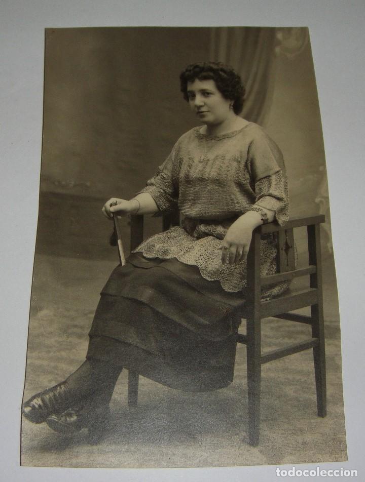 Fotograf&iacute;a antigua: Tarjeta Postal Art Dec&oacute;. Mujer vestida de &eacute;poca.